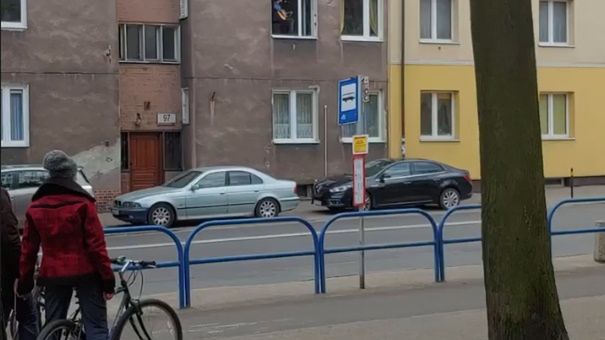 Adam grał na gitarze i śpiewał