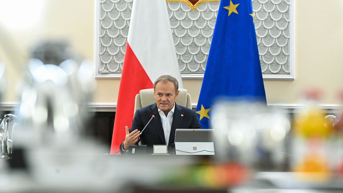 Warszawa, 31.12.2024. Premier Donald Tusk podczas posiedzenia rządu w siedzibie Kancelarii Prezesa Rady Ministrów w Warszawie, 31 bm. Na ostatnim w tym roku posiedzeniu członkowie rządu zajmą się m.in uchwałą ws. zmian programu inwestycyjnego CPK, która aktualizuje ramy finansowe i czasowe tego przedsięwzięcia. (jm) PAP/Radek Pietruszka