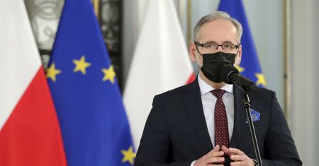 Szpila wbita w Adama Niedzielskiego. Teraz profesor dostał poparcie