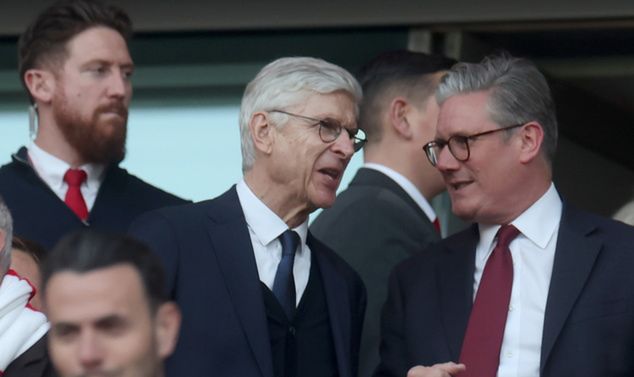 Arsene Wenger i premier Wielkiej Brytanii Keir Starmer (foto: EPA/NEIL HALL)