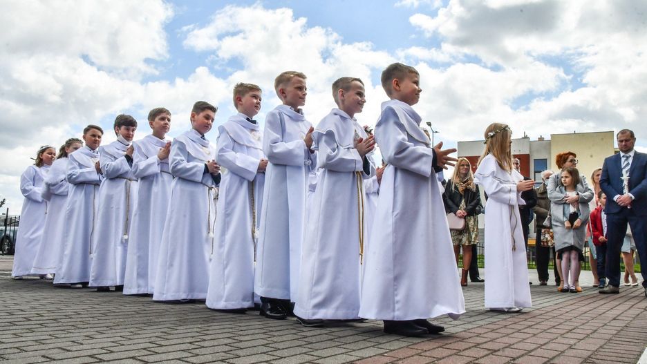 Ile do koperty na komunię 2025? Ile powinni dać chrzestni, rodzice, dziadkowie i pozostali goście? Sprawdź w galerii zdjęć