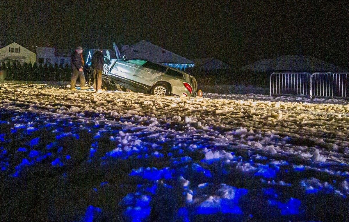 Mercedes w rowie po zderzeniu z Audi