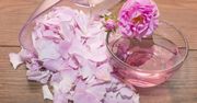 Woda różana – właściwości, zastosowanie, przepis na domową wodę różaną