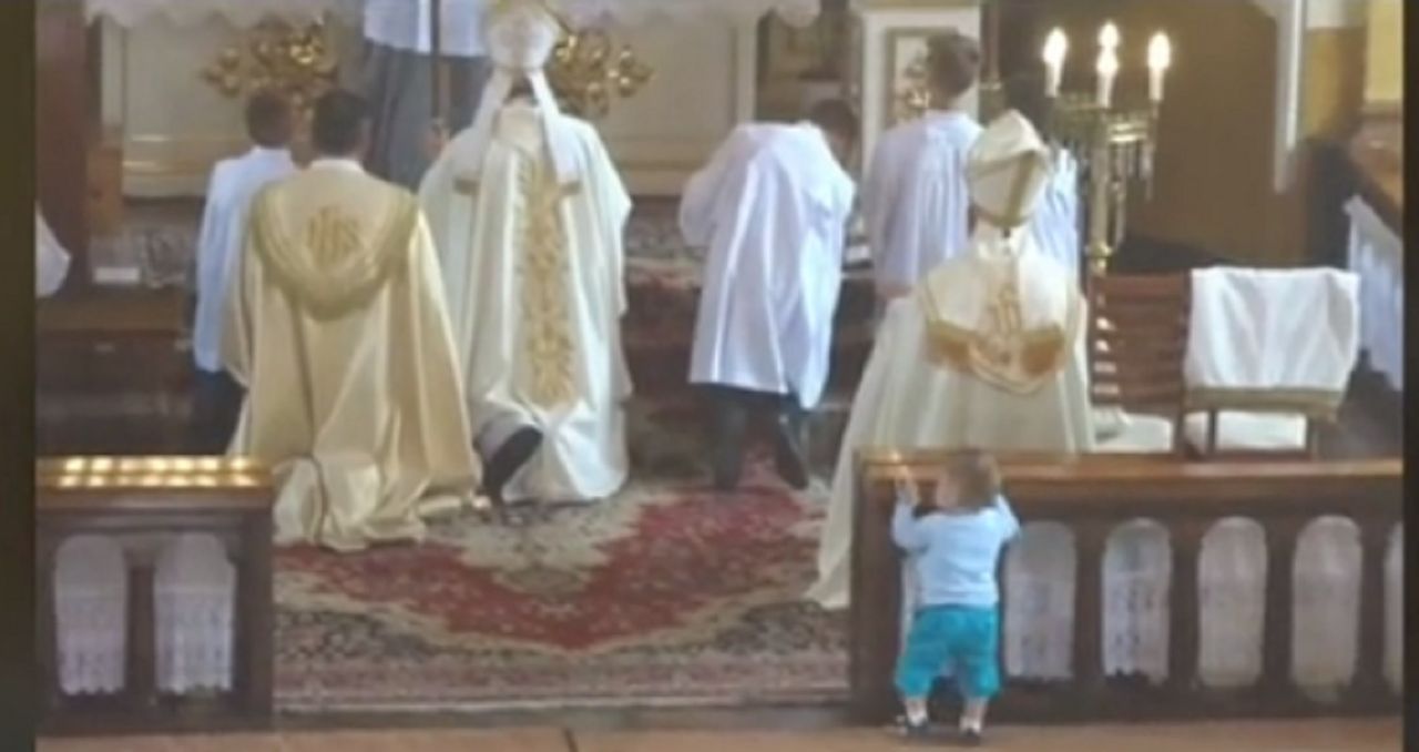 Dziecko podeszło do ołtarza w kościele. Nagranie hitem sieci