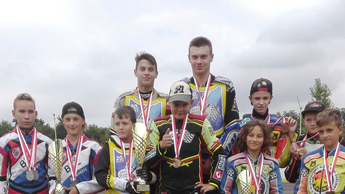 Zdjęcie okładkowe artykułu: Archiwum prywatne / Maciej Fajfer / Podium Pucharu Polski Par Klubowych 85-125cc w miniżużlu