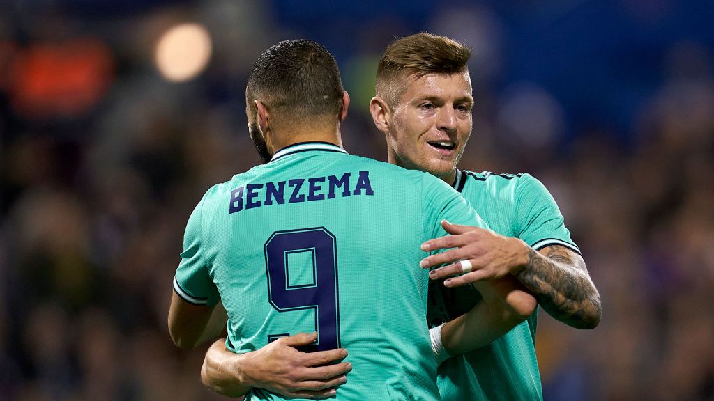 Getty Images / Quality Sport Images / Na zdjęciu: Karim Benzema w objęciach Toniego Kroosa