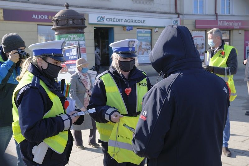 Policjanci i pracownicy WORD rozdawali przechodniom odblaski