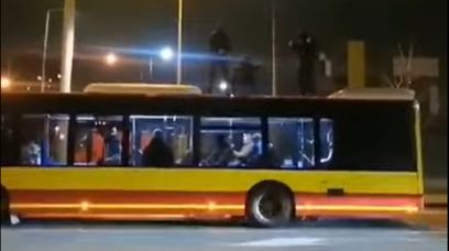 Drillowcy podróżują na dachu autobusu? Szokujący filmik