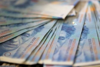Cios Szwajcarów w portfele frankowiczów. O tyle wzrośnie twoja rata kredytu