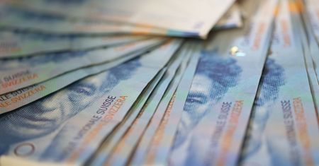 Cios Szwajcarów w portfele frankowiczów. O tyle wzrośnie twoja rata kredytu
