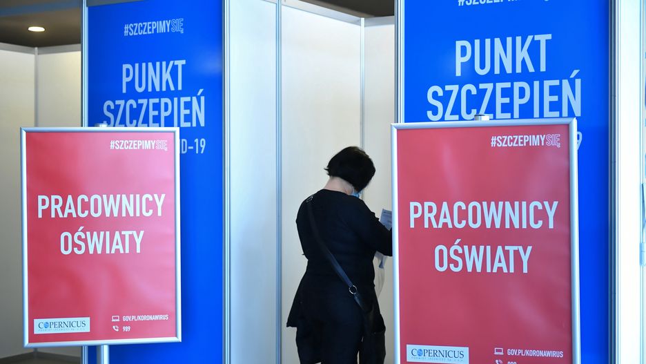 Gdańsk, 12.02.2021. Koronawirus w Polsce. Szczepienia nauczycieli przeciwko koronawirusowi, 12 bm. w punkcie w gdańskim Amber Expo. Chęć przyjęcia szczepionki zgłosiło dotąd 268 tys. nauczycieli pracujących stacjonarnie, m.in., nauczycieli klas I-III szkół podstawowych, szkół specjalnych i przedszkoli. (kf) PAP/Adam Warżawa