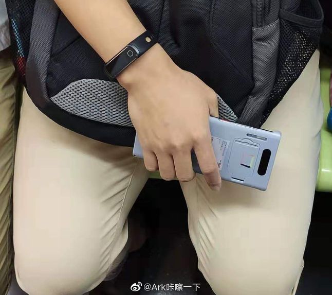 Huawei Mate 30 Pro zamknięty jest w pokrowcu maskującym