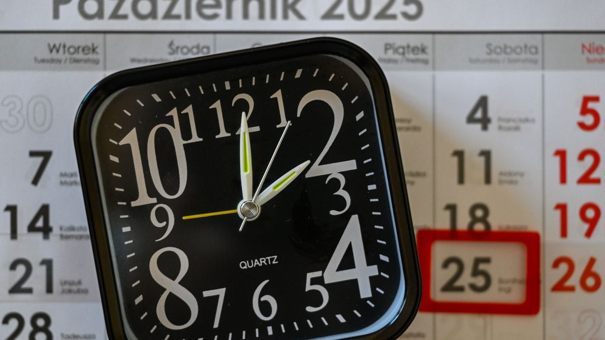 Przemyśl, 25.10.2025. Zegarek w Przemyślu, 25 bm. Dzisiaj zmiana czasu z letniego na zimowy. Ponieważ tradycyjnie przypada w ostatni weekend października, oznacza to, że w nocy z 25 na 26 cofamy zegarki o godzinę - z 3:00 na 2:00, i o tę jedną godzinę śpimy dłużej. (aldg) PAP/Darek Delmanowicz