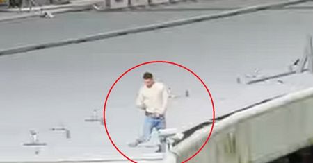 Kompletny brak manier. Zobacz, jak kibic wywołał skandal