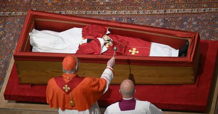 Już zapomnieli o prośbie papieża? Ostra krytyka
