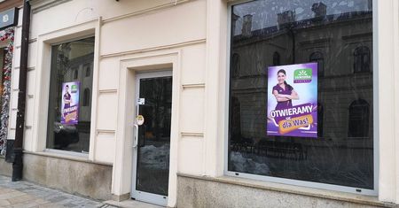 Sklep popularnej sieci w miejscu dawnej placówki banku. Po sąsiedzku działają już trzy Żabki