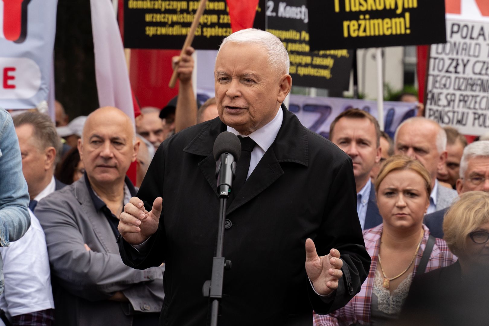 Wykrzykują hasło na każdym wiecu. Kaczyński: nie jest wulgarne