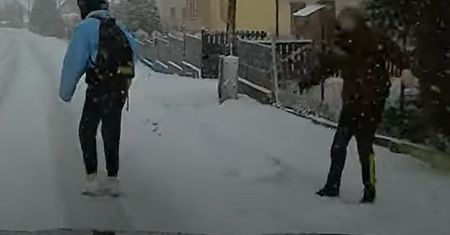Nastolatek nawet się nie odwrócił. Reakcja kierowcy uratowała mu życie