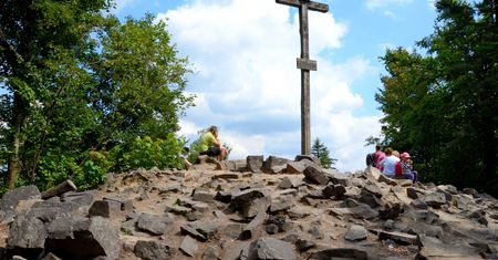 18 km jedną z najpiękniejszych tras w Polsce. Skalne rumowiska i wspaniałe widoki
