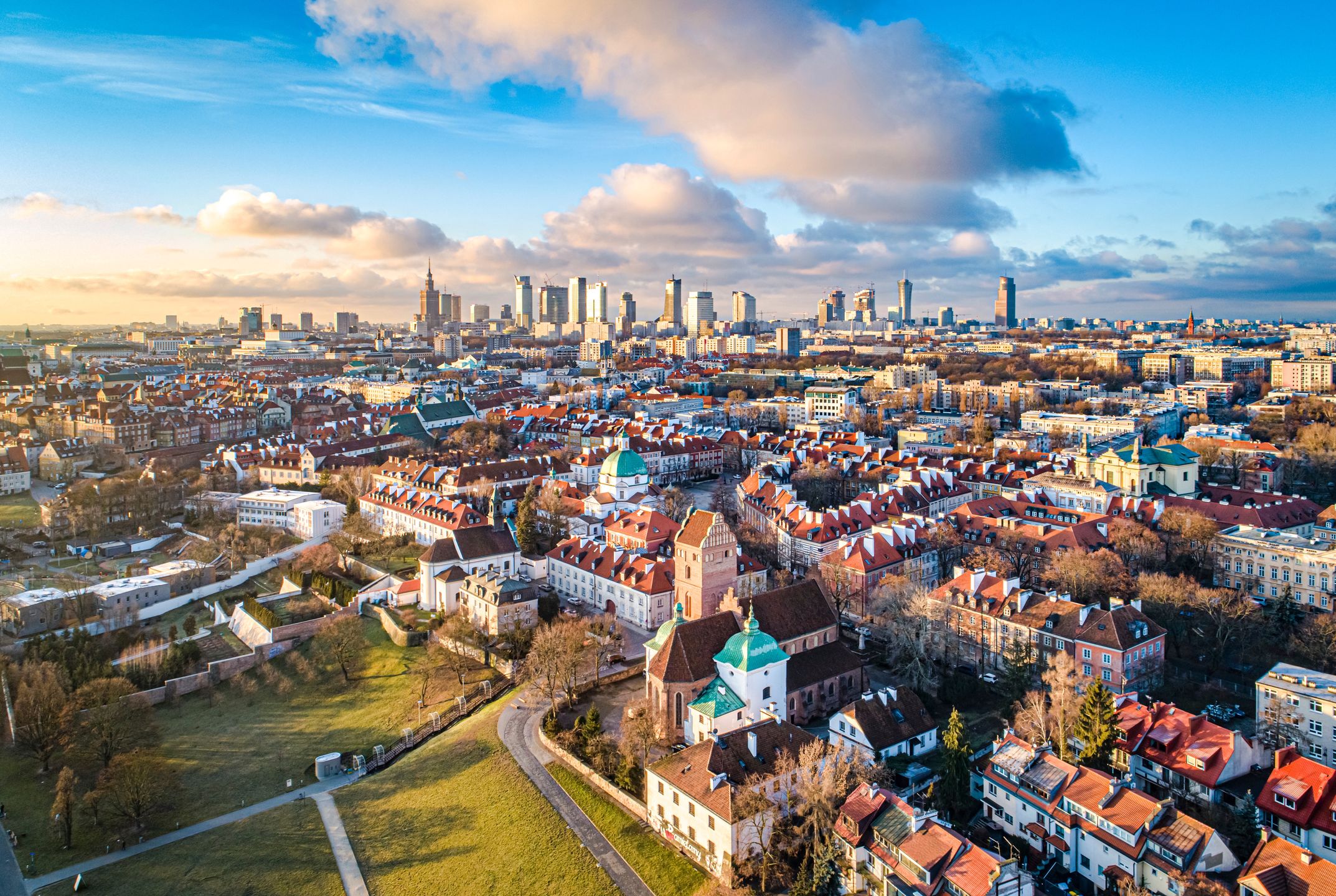 warszawa, polska, z drona, dron, z powietrza, z lotu ptaka, mazowsze, stolica, miasto, życie miejskie, zabudowania, architektura, urbanistyka, wieżowce, biurowce, korporacja, praca, biznes, centrum, budynki, ulice, samochody, przechodnie, pkin, horyzont, skyline, intercontinental, rondo 1, novotel, marriott, lim, q22, cosmopolitan, spektrum tower, warsaw spire, niebo, chmury, panorama, zamek królewski, stare miasto, starówka