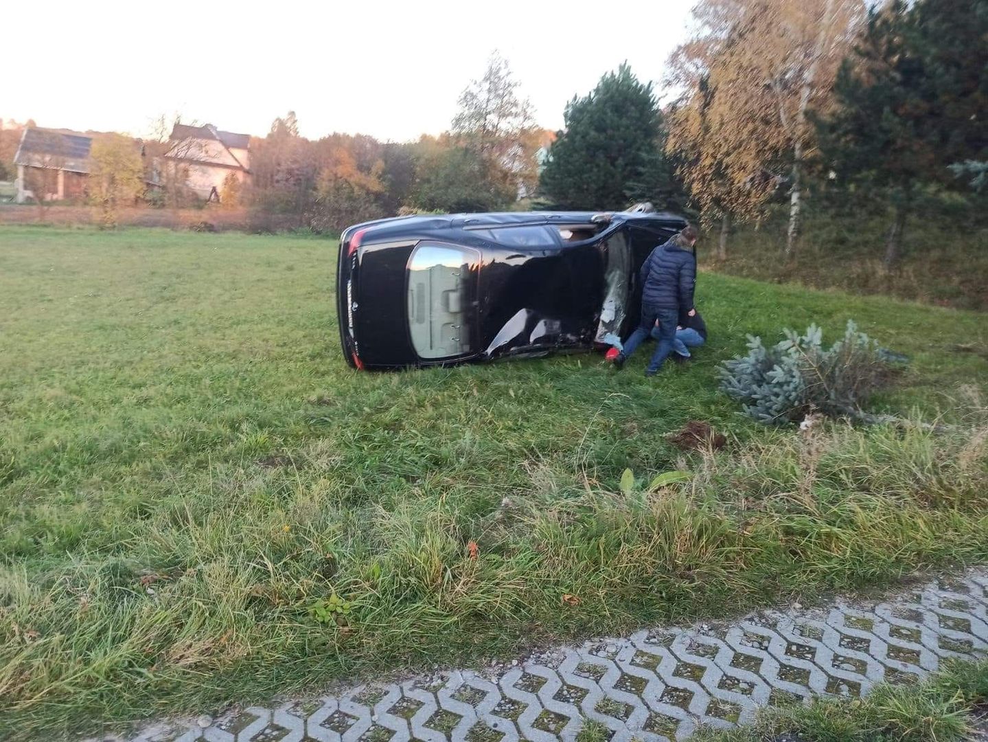 Pościg i dachujące auto. Dramatyczna akcja policji pod Krakowem