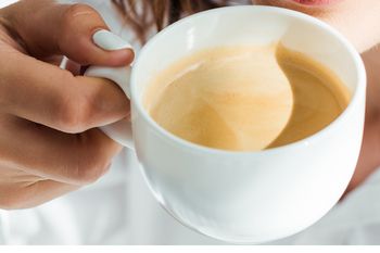 Kiedy wypić pierwszą kawę? Wielu popełnia błąd, a dietetyczka wskazuje konkretny czas