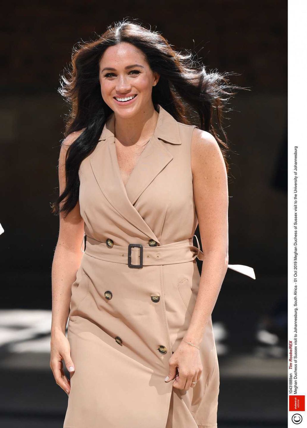 Meghan Markle w beżowej mini z Banana Republic