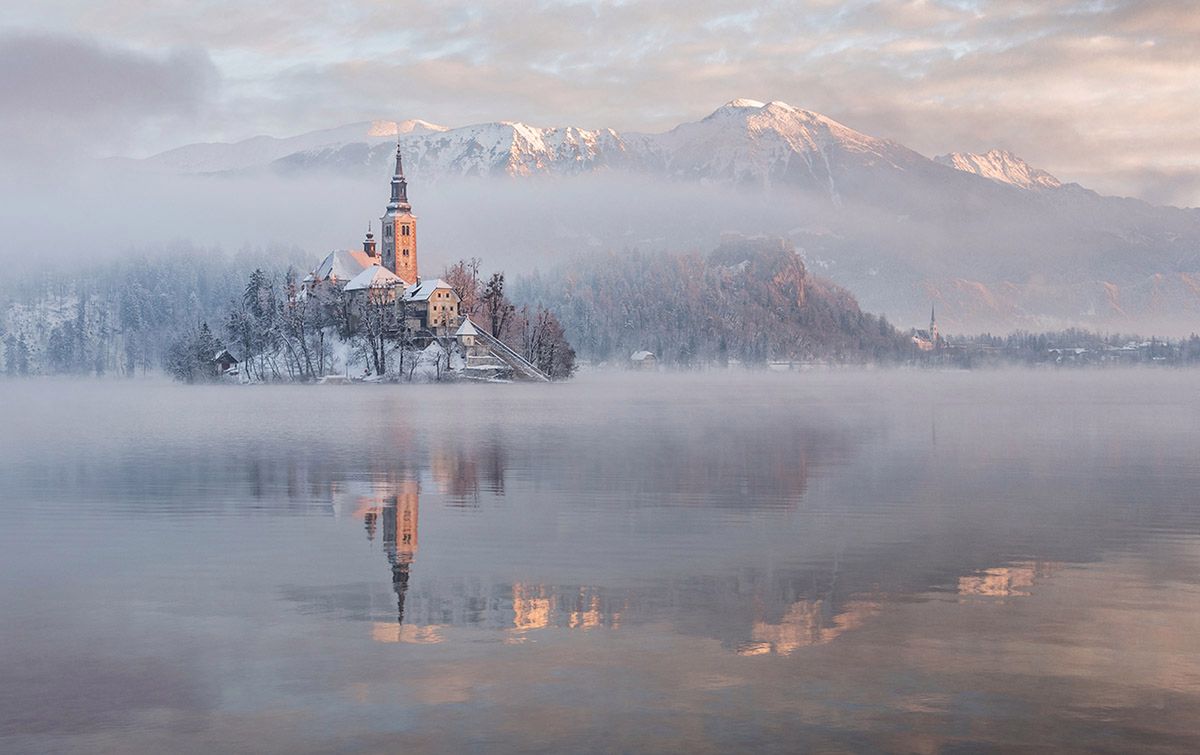 Kościół na jeziorze, który wygląda jak zamek z bajki Disneya