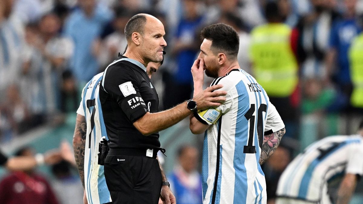 PAP/EPA / Noushad Thekkayil / Na zdjęciu: sędzia Mateu Lahoz i Lionel Messi