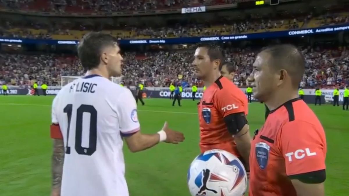 Twitter / Fox Sports / Na zdjęciu: sędzia odmawia podania ręki Christianowi Pulisicowi