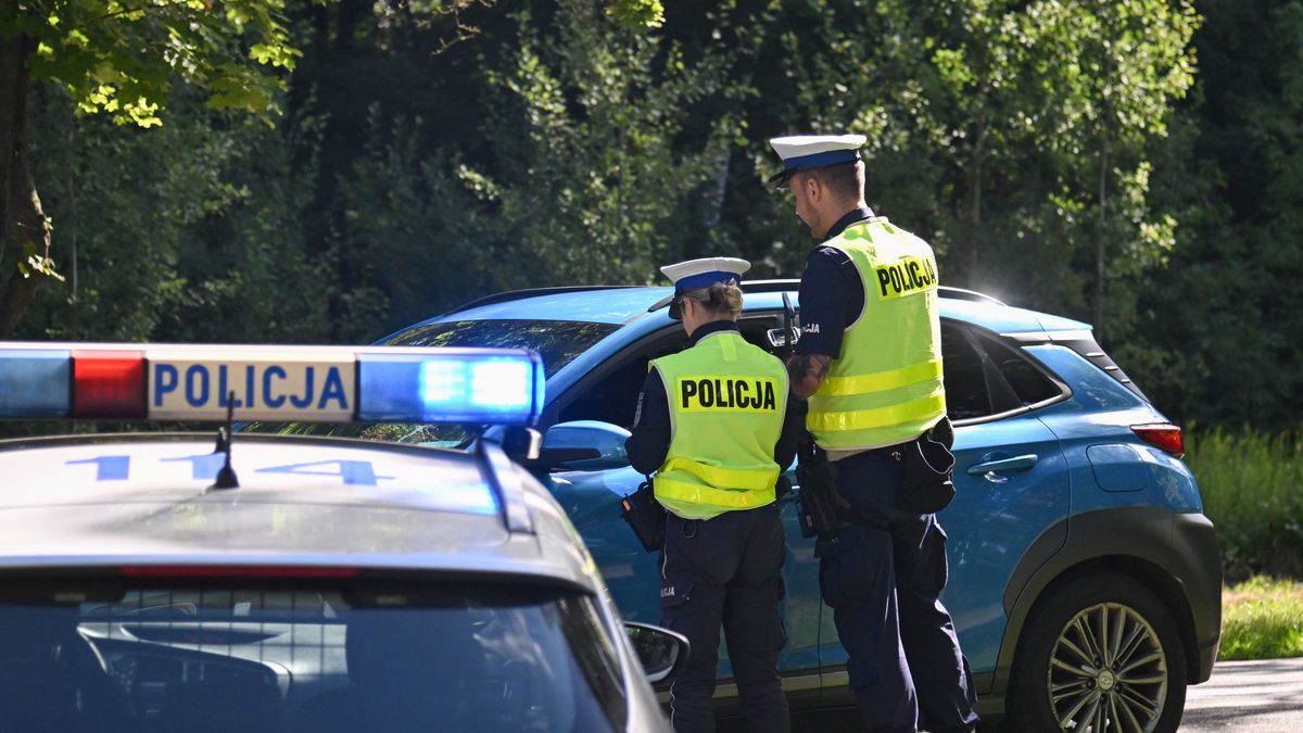 Szczecin, 05.08.2024. Patrol policji w Szczecinie, 5 bm. Policjanci ruchu drogowego przeprowadzają ogólnopolskie działania kontrolno-prewencyjne pn. �Prędkość�, które mają na celu egzekwowanie od kierujących pojazdami przestrzegania ograniczeń prędkości. Akcja ma charakter międzynarodowy i jest koordynowana przez Europejską Organizację Policji Ruchu Drogowego ROADPOL. (aldg) PAP/Marcin Bielecki