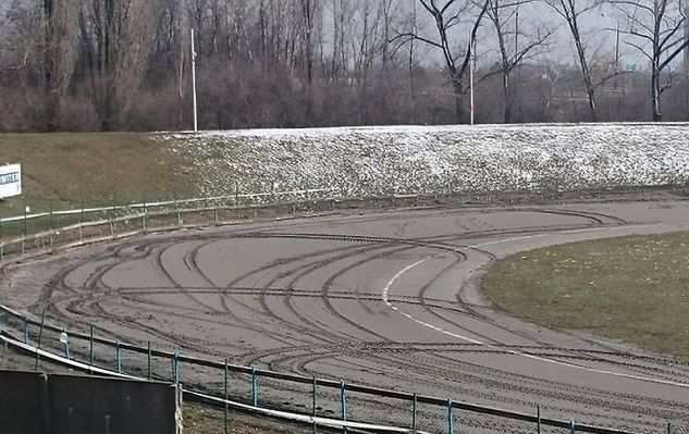 MOSiR musi spieszyć się z remontem stadionu (źródło: facebook.com/KlubKibicaKolejarzaOpole)