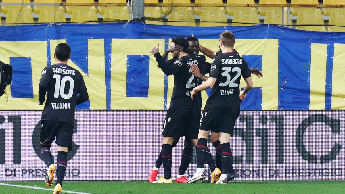 piłkarze Bologna FC cieszą się z gola