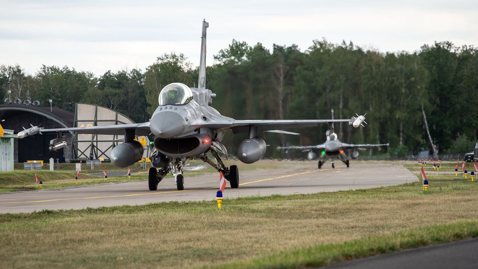 Polskie myśliwce F-16 w bazie w Łasku