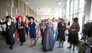 Założyły kapelusze i suknie, aby uczcić polskie emancypantki