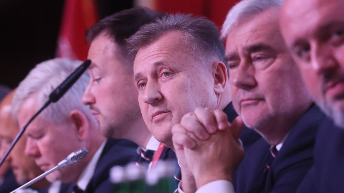 Prezes Polskiego Związku Piłki Nożnej Cezary Kulesza (C-P) i sekretarz generalny związku Łukasz Wachowski (C-L) podczas Walnego Zgromadzenia Sprawozdawczego Delegatów PZPN w Warszawie