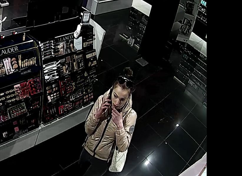Młoda kobieta ukradła perfumy w Sephorze