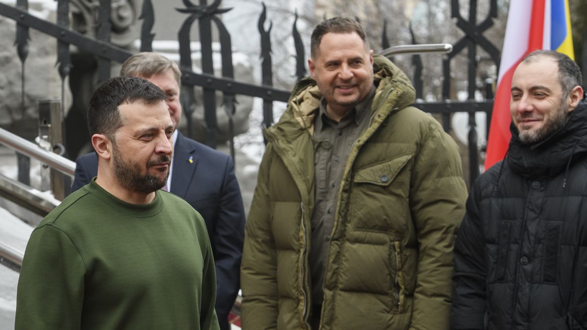 Wołodymyr Zełenski i Andrij Jermak (w środku)