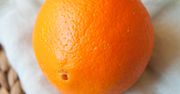 Zanim kupisz, przyjrzyj się pomarańczy. To znak, że jest soczysta i dojrzała