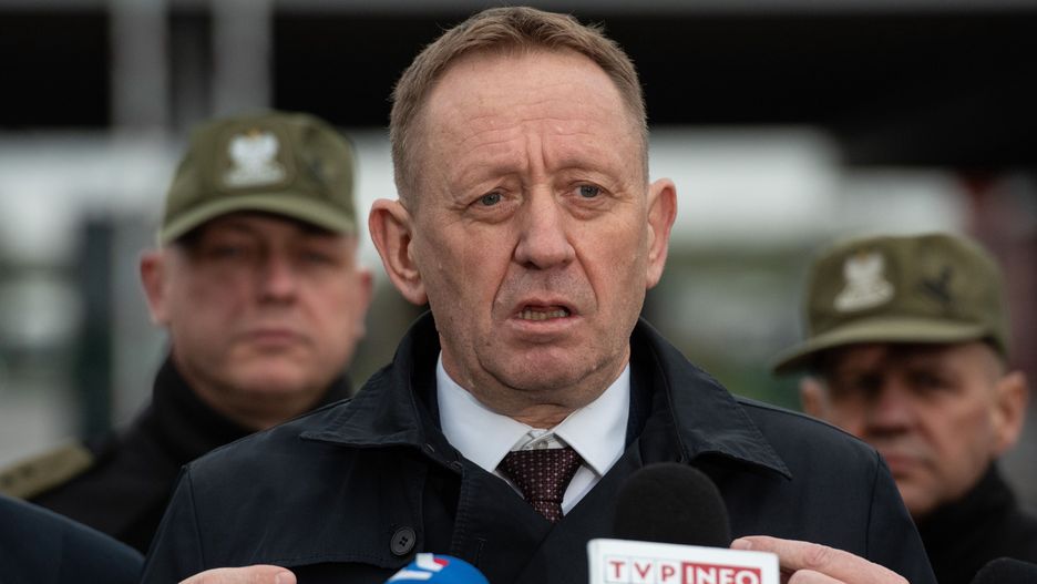 Minister rolnictwa i rozwoju wsi Robert Telus podczas konferencji na przejściu granicznym w Dorohusku. 17 kwietnia 2023 roku
