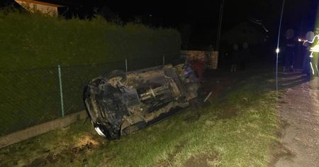Pijany 19-latek ruszył z dziewczyną w nocną trasę. Podróż zakończyli na dachu w rowie