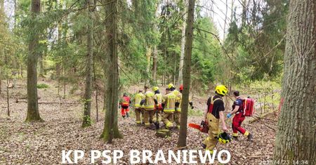 Poważny wypadek pilarza w pobliżu Dębowca. Interweniował śmigłowiec LPR