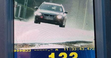133 km/h w terenie zabudowanym. Niedawno dostał prawo jazdy, a już się z nim pożegnał