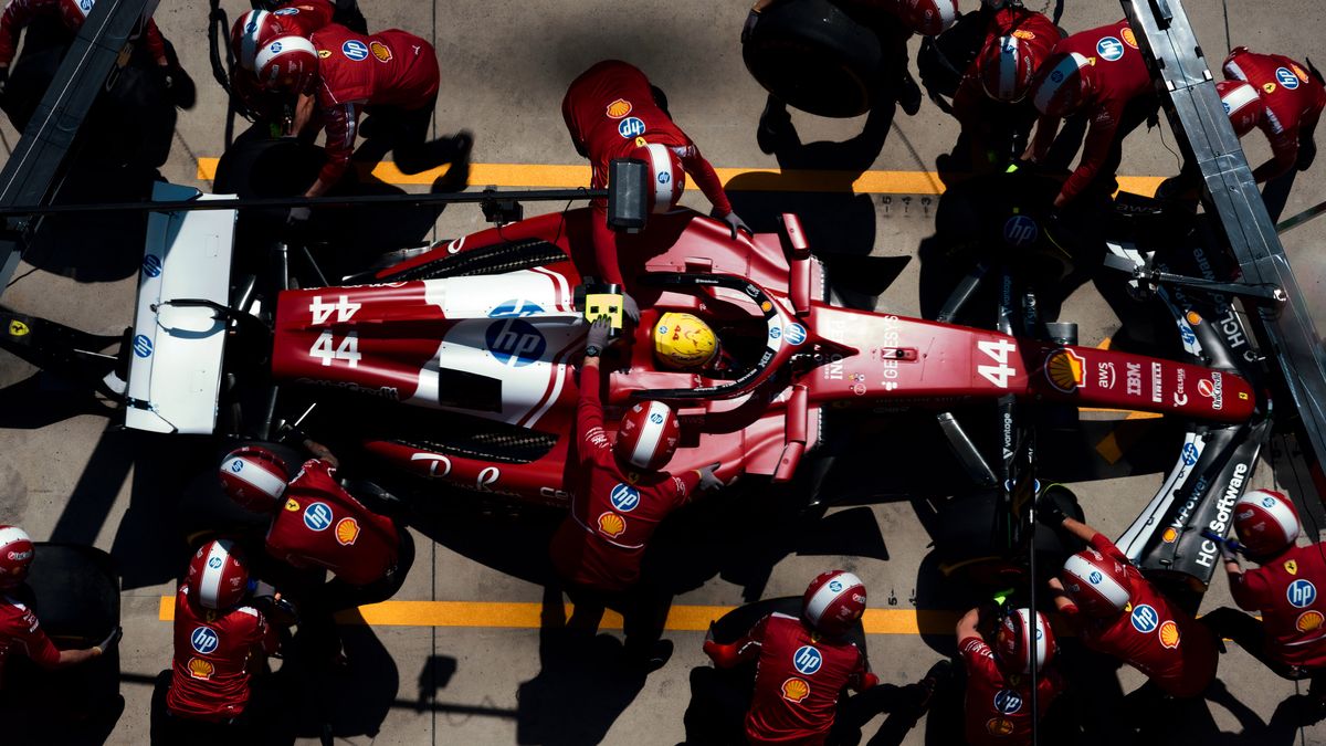 Materiały prasowe / Ferrari / Na zdjęciu: Lewis Hamilton podczas pit-stopu