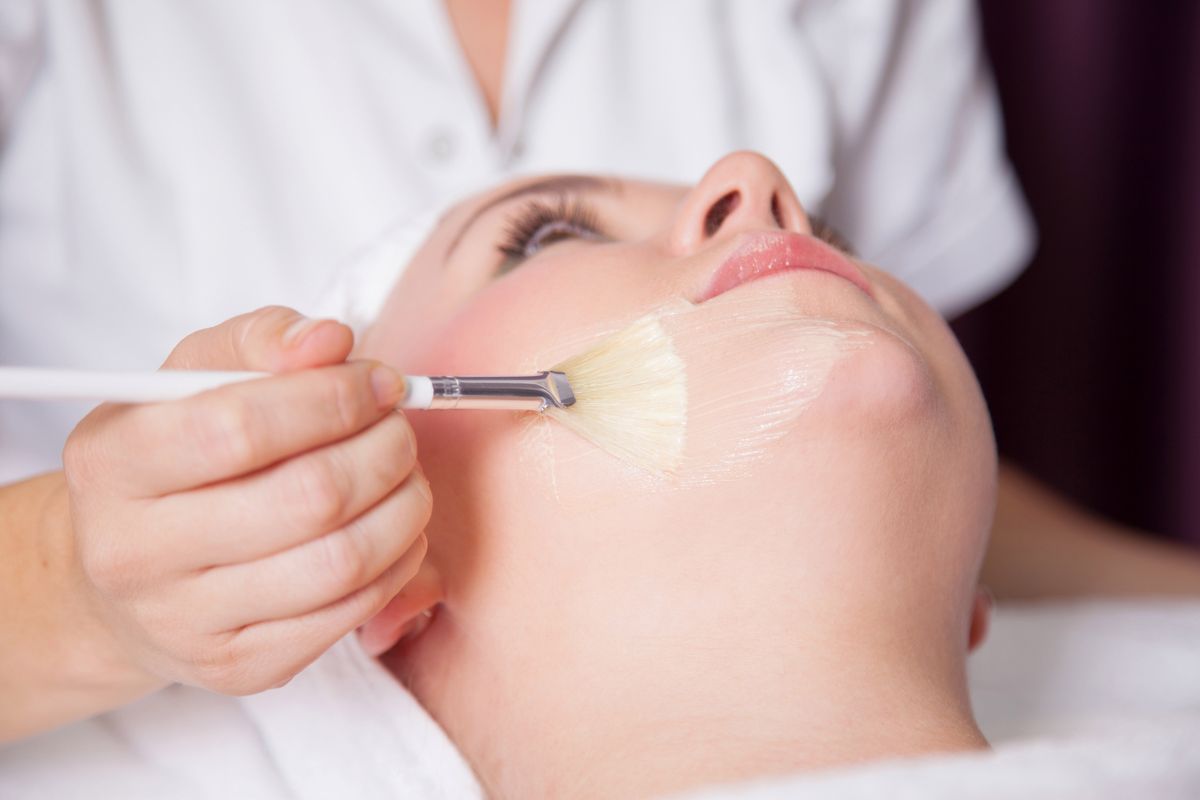 Oczyszczanie twarzy u kosmetyczki - co daje manualne oczyszczanie twarzy?