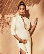 Chrissy Teigen z ciążowym brzuszkiem pozuje dla "InStyle" Australia