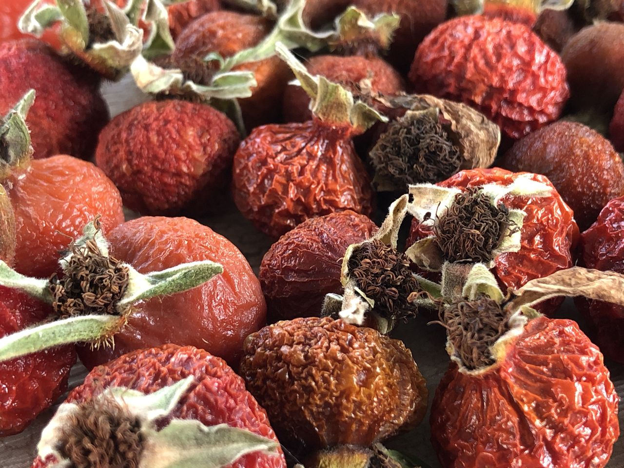 Jak suszyć owoce dzikiej róży? Pamiętaj o tej zasadzie