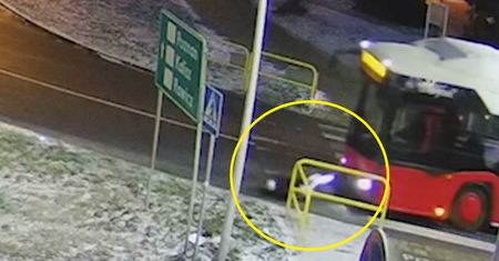56-latek szedł spokojnie pasami. Nagranie z Ostrowa Wielkopolskiego
