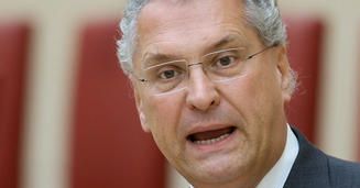 Minister Spraw Wewnętrznych Bawarii twierdzi, że brutalne gry są jak narkotyki i dziecięca pornografia