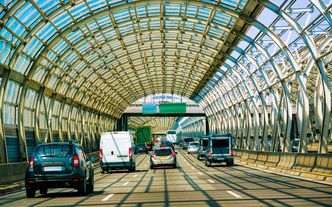 Zakaz aut spalinowych od 2035 r. "Musimy przygotować społeczeństwo na to, że motoryzacja bardzo się zmieni"